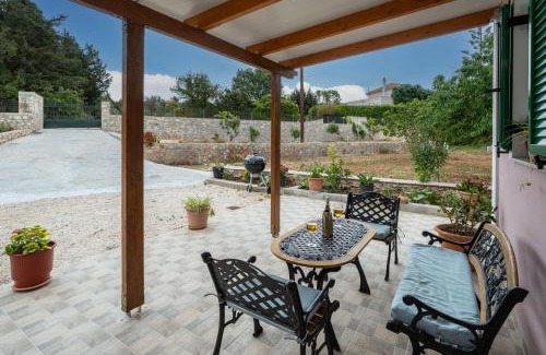 Erisos Cabin | Cozy Lori Apartment: Pet & Child Friendly Getaway