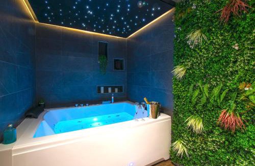 Lorient Apartment | Unforgettable Lorient Love Room with Relaxing Hot Tub