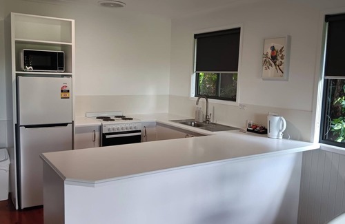 North Tamborine Cottage | Discover Lorikeet Cottage: Pet & Child Friendly Retreat