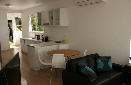 Lorne Apartment | Oceanfront Lorne Beach Accommodations with Spa & Hot Tub