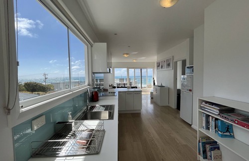 Lorne Apartment | Oceanfront Lorne Beach Accommodations with Spa & Hot Tub