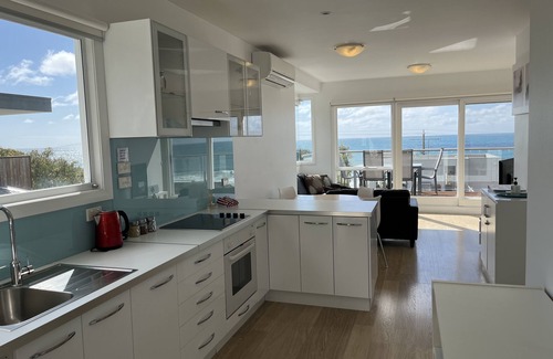 Lorne Apartment | Oceanfront Lorne Beach Accommodations with Spa & Hot Tub