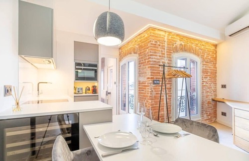 Toulouse City-Centre Apartment | Explore LORRAINE - Vue St-Sernin in the Heart of Capitole