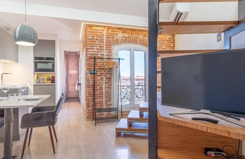 Toulouse City-Centre Apartment | Explore LORRAINE - Vue St-Sernin in the Heart of Capitole