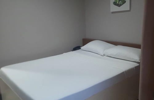 Borongan City Hotel | Ideal Family Retreat at Lorraines Suites with Breakfast