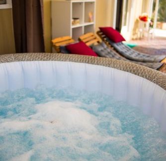 Caiazzo Bed & Breakfast | Discover Lory's Home: Pet-Friendly Oasis with Ocean Views