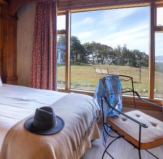 Province of Tierra del Fuego Hotel | Discover Comfort at Hotel Los Ñires with Hot Tub & Dining