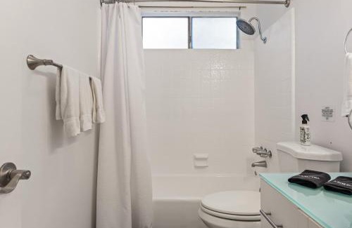 Wilshire House | Spacious Los Angeles House with King Bed and Parking