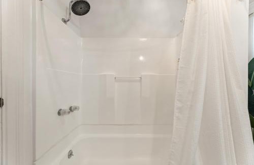 Wilshire House | Spacious Los Angeles House with King Bed and Parking