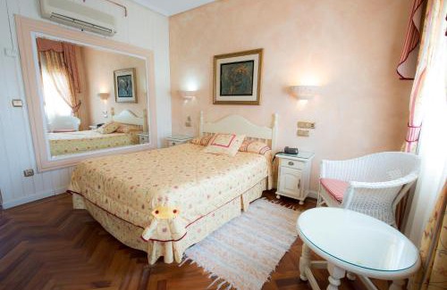 Dosbarrios Hotel | Comfortable Stay at Los Arcos with Pet-Friendly Amenities