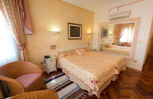 Dosbarrios Hotel | Comfortable Stay at Los Arcos with Pet-Friendly Amenities