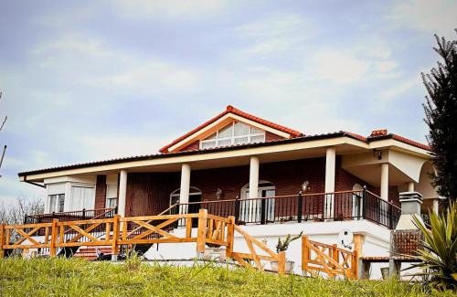 Queveda House | Experience Los Avellanos de Santillana - Pet-Friendly Escape