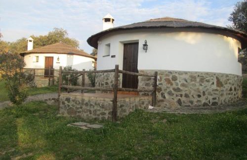 La Roca de la Sierra House | Pet-Friendly Retreat at Los Chozos de la Roca with Pool