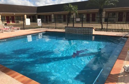 Los Fresnos Hotel | Unwind at Los Fresnos Inn and Suites with Ocean Views