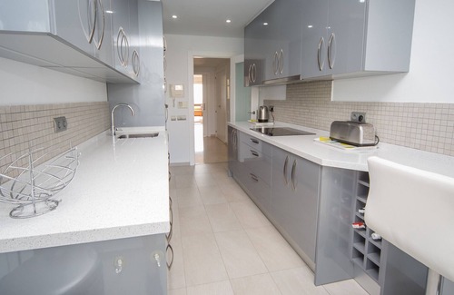 Castillo de la Duquesa Apartment | Los Granados de la Duquesa: Ocean View with Top Amenities