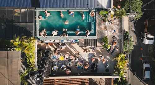 El Poblado Hostel | Los Patios Hostel: Relax by the Pool and Enjoy Family Fun