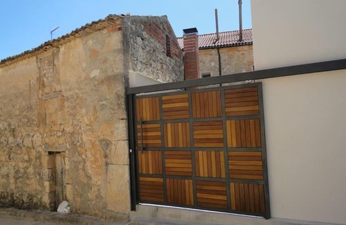 Olmos de Penafiel Villa | Relaxing LOS PUENTES Casa with Hot Tub for Couples