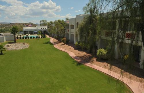 Wickenburg Hotel | Los Viajeros Inn: Oceanfront Escape with Family-Friendly Amenities