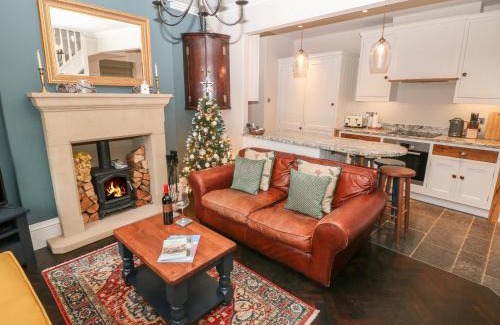 Castleton House | Discover Losehill View: Family-Friendly Retreat Rated 9.1