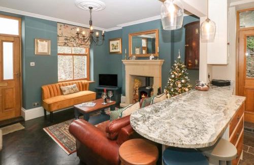 Castleton House | Discover Losehill View: Family-Friendly Retreat Rated 9.1