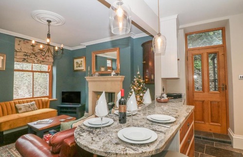 Castleton House | Discover Losehill View: Family-Friendly Retreat Rated 9.1