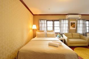 Sanam Pao Bed & Breakfast | Cozy Lost and Found Bed and Breakfast with Free Breakfast