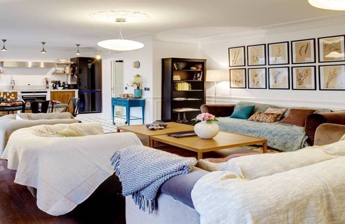 Quartier du Mail Apartment | Discover Rue Montorgueil: Family-Friendly Stay Awaits