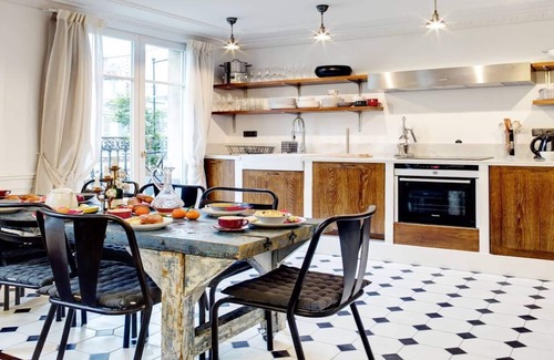 Quartier du Mail Apartment | Discover Rue Montorgueil: Family-Friendly Stay Awaits