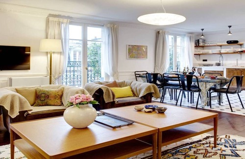 Quartier du Mail Apartment | Discover Rue Montorgueil: Family-Friendly Stay Awaits