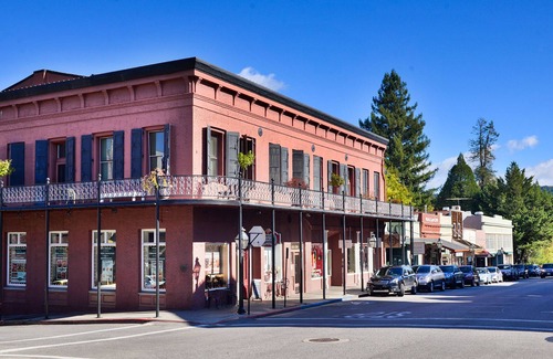 Nevada City House | Lost Mine Retreat: Pet-Friendly Log Home with Spa & Views