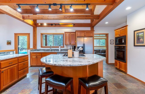 Overlook Park House | LOST07 - Spacious home, Hot Tub, Gas Fireplace, Ping Pong