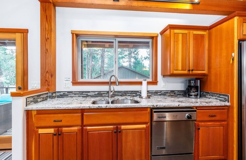Overlook Park House | LOST07 - Spacious home, Hot Tub, Gas Fireplace, Ping Pong