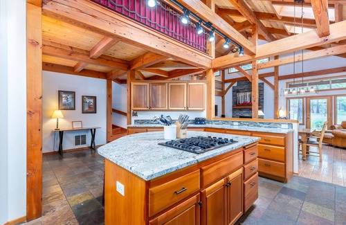Overlook Park House | LOST07 - Spacious home, Hot Tub, Gas Fireplace, Ping Pong