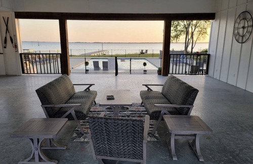 Kerens House | Scenic Lakeside Spot for RV/Camper with Pool & Spa