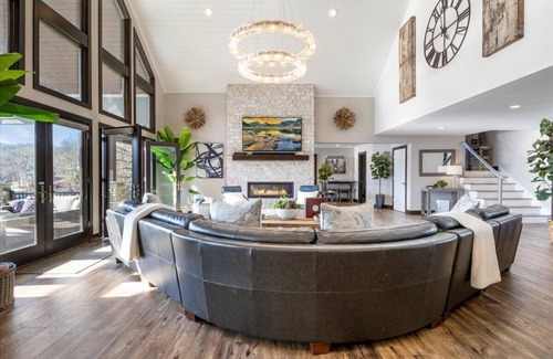 Versailles House | LOTO Pointe, Updated Luxury Home w/Boat & PWC Slip, Boat Ramp, Firepits, Pool Table & More!