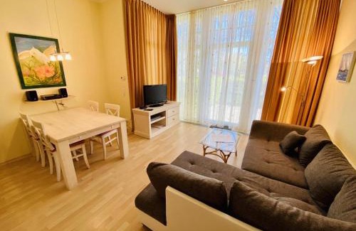Hohe Dune Apartment | Family-Friendly Lotsenhaus/Ostseewelle with High Ratings