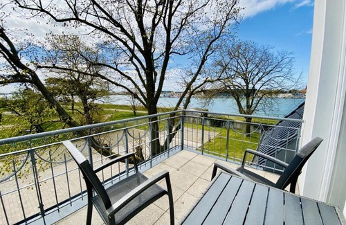 Hohe Dune Apartment | Ocean View Retreat at Lotsenhaus/Südblick for Families