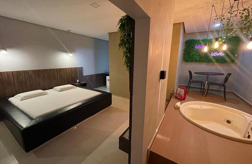Northeast Region Hotel | Enjoy Comfort at Lotu's Motel with Pool and Hot Tub