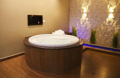 Northeast Region Hotel | Enjoy Comfort at Lotu's Motel with Pool and Hot Tub
