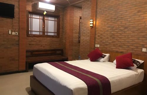 Borobudur House | Cozy Lotus 2 Guest House with Kitchen & Breakfast Included