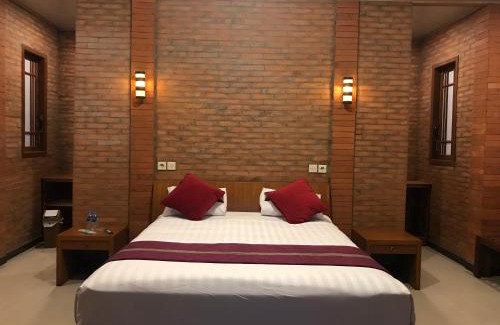 Borobudur House | Cozy Lotus 2 Guest House with Kitchen & Breakfast Included