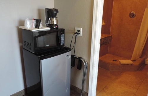 Lompoc Hotel | Discover Lotus of Lompoc: Ideal Inn with Pool & Spa