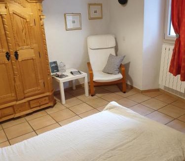 Gravieres House | Family-Friendly Getaway at Lou-Pelou with Pet Amenities