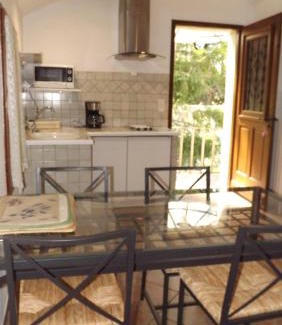 Cavaillon Apartment | Discover Lou Pichoun Jas: Poolside Retreat with High Ratings