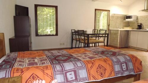 Cavaillon Apartment | Discover Lou Pichoun Jas: Poolside Retreat with High Ratings