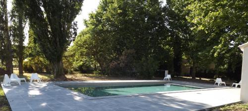 Cavaillon Apartment | Discover Lou Pichoun Jas: Poolside Retreat with High Ratings