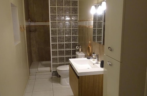Camaret-sur-Aigues Bed & Breakfast | Oceanfront Lou Pinsan: Guest Rated 8.8 with Pool Access