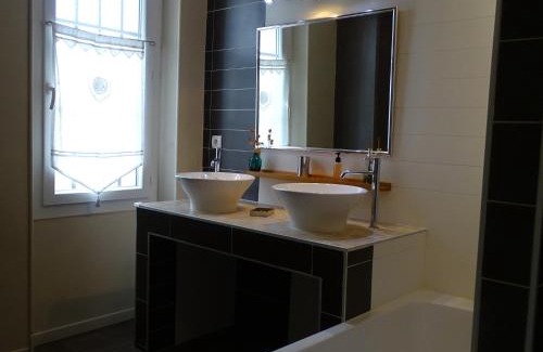Camaret-sur-Aigues Bed & Breakfast | Oceanfront Lou Pinsan: Guest Rated 8.8 with Pool Access