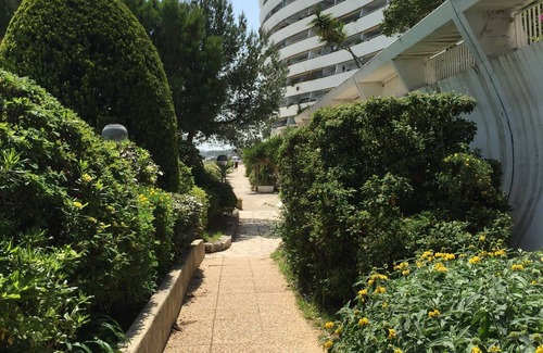 Villeneuve Loubet Beach Apartment | Top-Rated Loubet Plage: Oceanfront Retreat with Pool