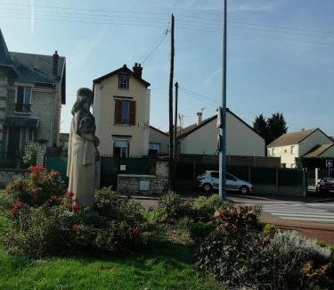 Mantes-la-Jolie Bed & Breakfast | Serene Retreat Near Mantes La Jolie Station with Kitchen